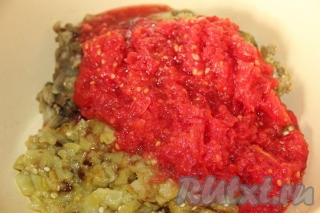 Помидоры натираем на крупной тёрке так, чтобы шкурка осталась в руке.&nbsp;Шкурку от помидоров выбрасываем. Натёртые помидоры добавляем в миску с нарезанными перцами и баклажанами.