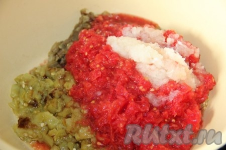 Сюда же добавляем пропущенный через пресс чеснок, подсолнечное масло, солим и перчим, тщательно перемешиваем домашнюю овощную икру.