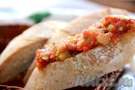 А затем яркую, сочную, вкусную баклажанную икру намазываем на хлеб или подаём в качестве гарнира к столу.