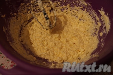 В отдельной миске чуть взболтнула-взбила яйцо. Непрерывно взбивая, добавила постепенно яичную массу в масляную смесь.

