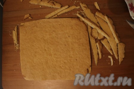 Коржи подравняла, обрезав лишнее.
