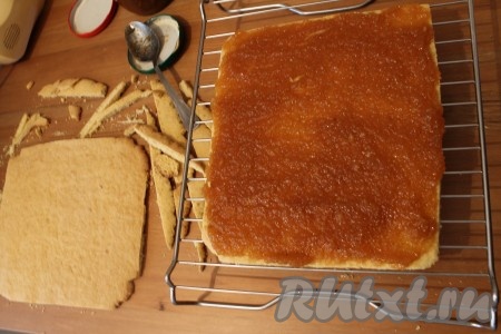 Первый корж обмазала джемом,
