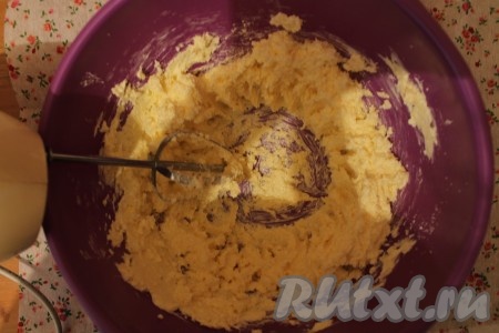 Для приготовления теста масло взбила с сахаром.
