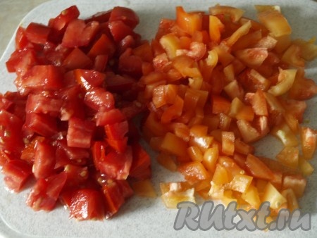 Помидоры и болгарский перец нарезаем кубиками.
