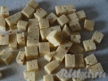 Сыр нарезаем кубиками.
