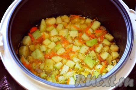 Почистить кабачок и картофель от кожуры. Если у кабачка крупные семечки, их нужно удалить. Картошку и кабачок нарезать кубиками и выложить их в мультиварку к луку и мокрови. Залить бульоном (или водой), посолить, добавить специи, закрыть крышку и готовить в течение 20 минут в режиме "Суп".&nbsp;
