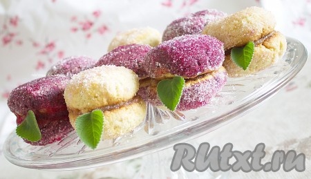Украсить листиком свежей мяты. Вкусные пирожные "Персики" можно подавать на стол.
