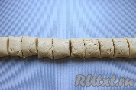 Тесто раскатать в жгут, разрезать его на одинаковые части (количество зависит от размера "половинок персика" - можно сделать большие (у меня получилось 18 штук) или маленькие).
