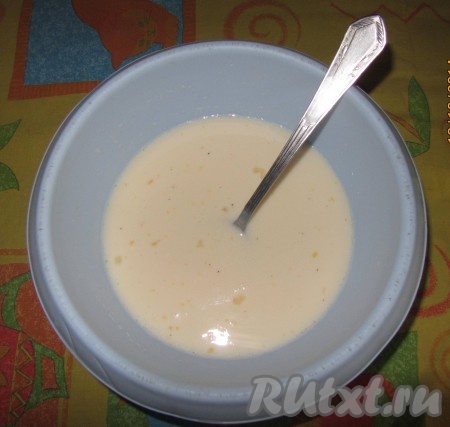 В миске смешать яйцо, сахар, соль и молоко.
