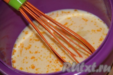 Укроп промываем водой и обсушиваем. Соединяем в глубокой миске яйца, молоко, соль, сахар и слегка взбиваем венчиком.