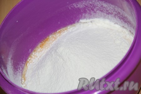 Добавляем просеянную муку и разрыхлитель.
