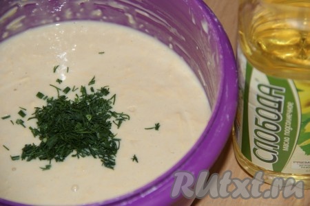 Сыр добавляем в тесто, перемешиваем. Мелко нарезанный укроп и растительное масло добавляем в тесто и ещё раз хорошо перемешиваем. Блинное тесто получается достаточно жидким.