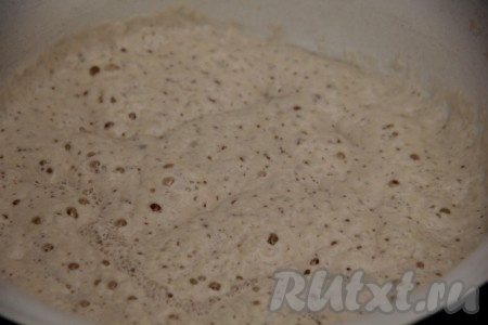 Сначала приготовим опару. Для этого в тёплую воду добавляем свежие дрожжи, хорошо перемешиваем, затем всыпаем муку, снова перемешиваем. Оставляем на 60 минут (до образования пенной шапочки). Температура воды должна быть не больше 40 градусов, иначе дрожжи погибнут.