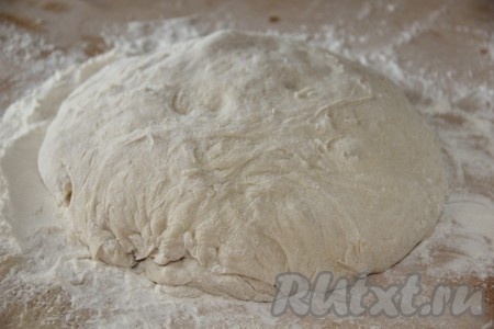 По прошествии часа, когда опара запенится, приступаем к замешиванию теста. Для этого в воду комнатной температуры всыпаем сахар, добавляем запенившуюся опару. Затем начинаем частями подсыпать муку, каждый раз хорошо вмешивая её в тесто. Сначала перемешиваем тесто ложкой, а потом продолжаем замес руками, добавляя муку только по мере необходимости. Вымешиваем тесто минут 5. Затем добавляем соль и вымешиваем&nbsp;ещё 10 минут. Добавляя муку, учитывайте, что тесто должно получиться мягким и не липнуть к рукам. Как только добились этого, значит больше муку добавлять не нужно. Оставляем его в тёплом месте на 1-2 часа (до увеличения теста объёме в 2 раза).