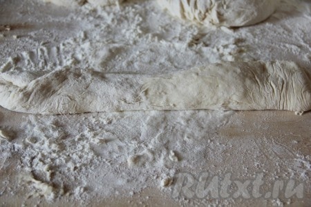 Вторую сторону тоже подгибаем к центру, тем самым формируя багет.