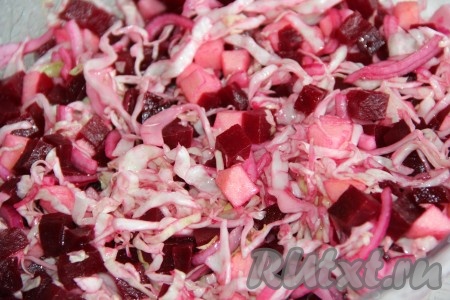 Соединить в большой миске капусту, свеклу, яблоко, лук, перемешать салат, добавить растительное масло и ещё раз хорошо перемешать.
