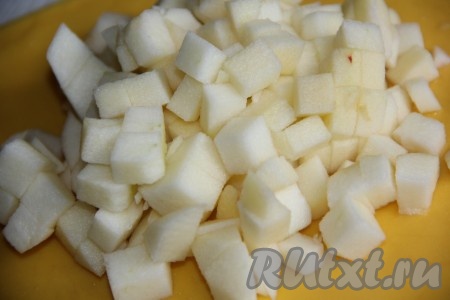 Яблоко почистить, нарезать на кубики.
