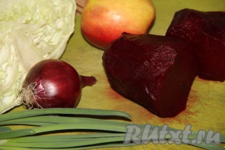 Свеклу сварить, остудить и почистить.&nbsp;
