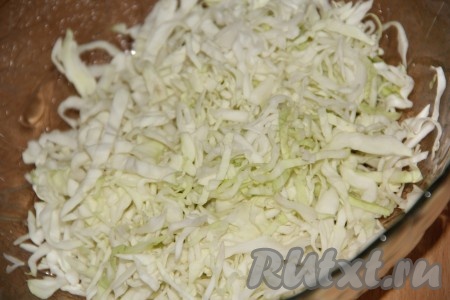 Капусту тонко нашинковать, посолить и помять немного руками.