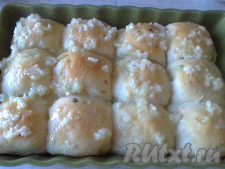 Для приготовления соуса чеснок растереть с солью и маслом, развести водой. Готовые пампушки достать из духовки, смазать чесночным соусом.
