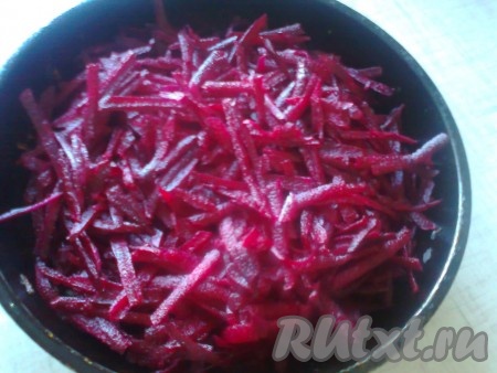 Свеклу потереть на крупной терке и добавить к луку и тушить 15 минут.