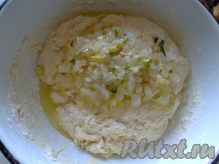 Сначала приготовим тесто для пампушек. Для этого замесить из указанных ингредиентов&nbsp; (кроме лука) тесто. Лук нарезать кубиками, обжарить до мягкости в небольшом количестве растительного масла, дать немного остыть, вмешать в готовое тесто.
