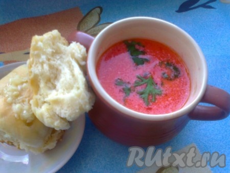 Подавать борщик с&nbsp; пампушками.
