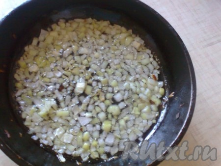 Для приготовления борщика сварить бульон на мясе до готовности мяса, ориентировочно 1 час. В конце варки добавить корень петрушки или сельдерея и лавровый лист. Посолить. Когда мясо сварилось, приготовить&nbsp; зажарку: лук порезать кубиками. На сковороду налить растительное масло, чтоб оно слегка покрывало сковороду и поджарить лук (по желанию можно добавить одну тертую морковь).
