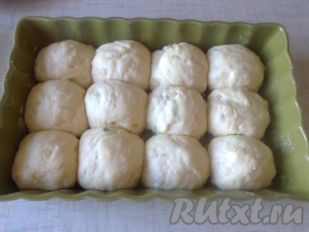 Форму с пампушками поставить в теплое место для подхода на 20 минут. За это время разогреть духовку до 220 градусов. Когда пампушки увеличатся в размере,
