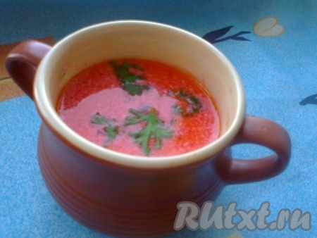 В бульон высыпать тушеные овощи. Довести до кипения, убавить огонь и поставить томиться минут на 5. Добавить в борщ сметану (на 1 литр - 100 грамм). При необходимости посолить, если мало кислоты, добавьте еще уксуса, довести до кипения и снять с огня. Мясо достать, нарезать на кусочки и подавать на отдельной тарелке. Борщик налить в глубокие чашки, добавить нарезанную зелень.
