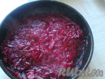 Добавить 2 столовые ложки уксуса, 2 чайные ложки сахара, 1 чайную ложку соли, потушить на маленьком огне еще 5 минут (можно добавить помидоры маринованные, тогда уксус и сахар не нужен).
