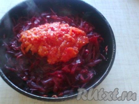 Затем добавить натертые на терке помидоры.
