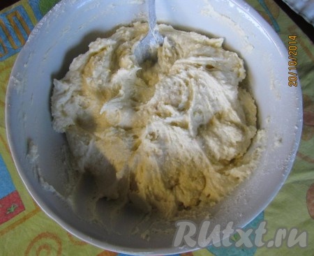 Частями всыпать просеянную муку, тщательно вмешивая её ложкой. Творожное тесто должно получиться густым и вязким, как на фото. Добавляя муку, ориентируйтесь на густоту замешиваемого творожного теста.
