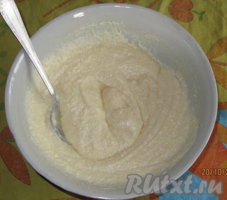 В достаточно глубокой миске соединить сливочное масло комнатной температуры, сахар, сырой яичный желток и творог, растереть столовой ложкой до однородности.