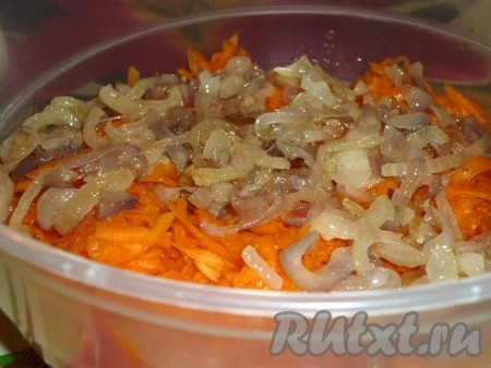 Тыкву отжать и соединить с поджаренным луком.

