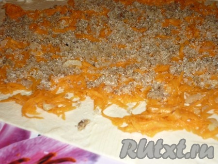 На раскатанное тесто выложить тыквенную начинку. Молотые грецкие орехи смешать с сахаром и щедро посыпать поверх тыквы. В конце всё посыпать чёрным молотым перцем (количество перца зависит от Вашего вкуса).
