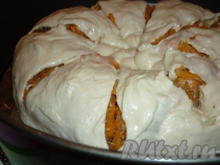 Бурму выложить в форму для запекания и разрезать (не дорезая до конца) на порционные кусочки, смазать сливочным маслом.
