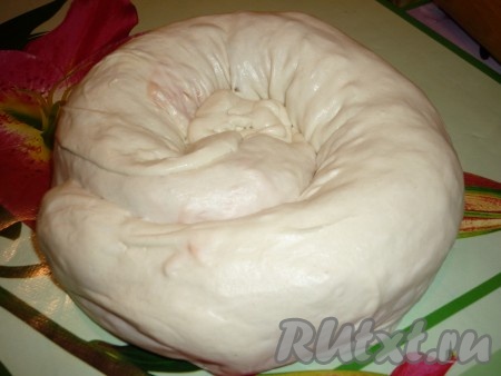 из рулета сформировать улитку, затем также поступить с другим куском теста и сделать продолжение улитки.&nbsp;
