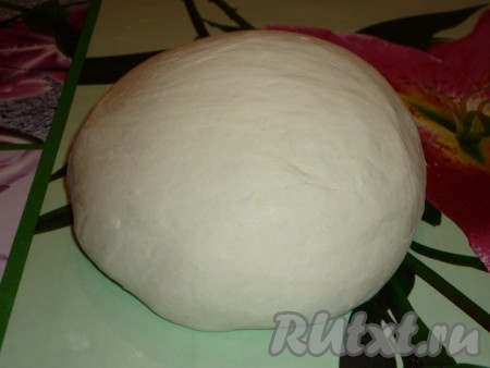 Готовим пресное вытяжное тесто:

В воду добавить соль и растительное масло. Порциями всыпать просеянную муку и замесить мягкое, эластичное тесто, замотать в пищевую плёнку и оставить на 30 минут.