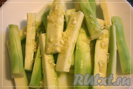 Обмазываем палочки из кабачков получившейся смесью.
