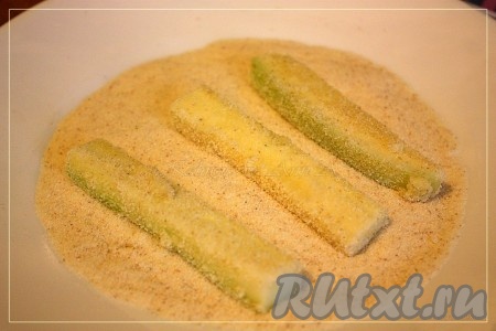 Каждую палочку можно обвалять в манке, а можно манку высыпать прямо в миску и еще раз перемешать.