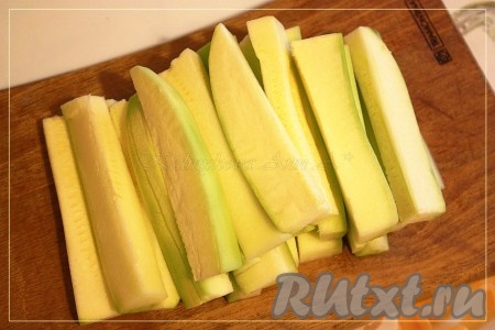 Кабачок моем, нарезаем на палочки длиной 7-10 см, толщиной 1*1 см.
