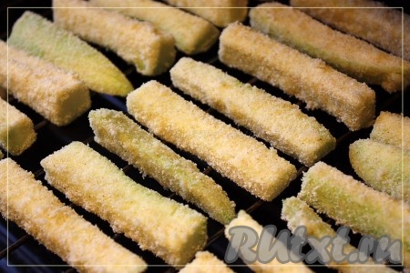 Запекаем кабачки в разогретой духовке на противне или прямо на решетке 20-30 минут при температуре 180 градусов до золотистой корочки (можно в конце приготовления включить гриль на 3-5 минут). Кабачки, запеченные в панировке, подаём со сметаной или соусом. Приятного аппетита!
