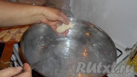 Заливаем начинку и свободный конец стаканчика защепляем. Быстро опускаем курзе в кипящую воду. Варим 7-10 минут, периодически помешивая.
