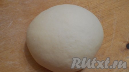 Из яйца, воды, соли и муки замешиваем крутое тесто, раскатываем в пласт толщиной 2-3 миллиметра. Вырезаем кружочки, после чего начинаем лепить (традиционно курзе лепятся косичкой).
