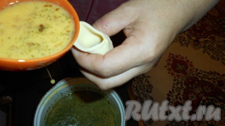 В готовые стаканчики заливаем начинку любым удобным способом. Желательно заливать начинку рядом с плитой.
