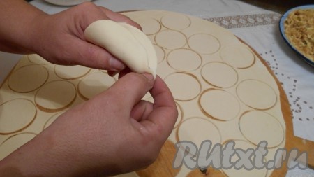 Кружочки лепятся таким образом, чтобы получился стаканчик.