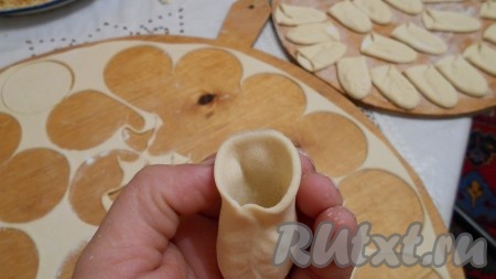 Кружочки лепятся таким образом, чтобы получился стаканчик.