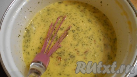 В яично-молочную смесь добавляем жареный лук, соль, специю.
