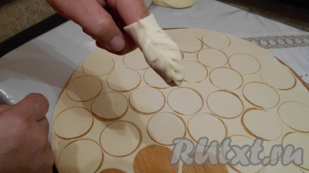 Кружочки лепятся таким образом, чтобы получился стаканчик.